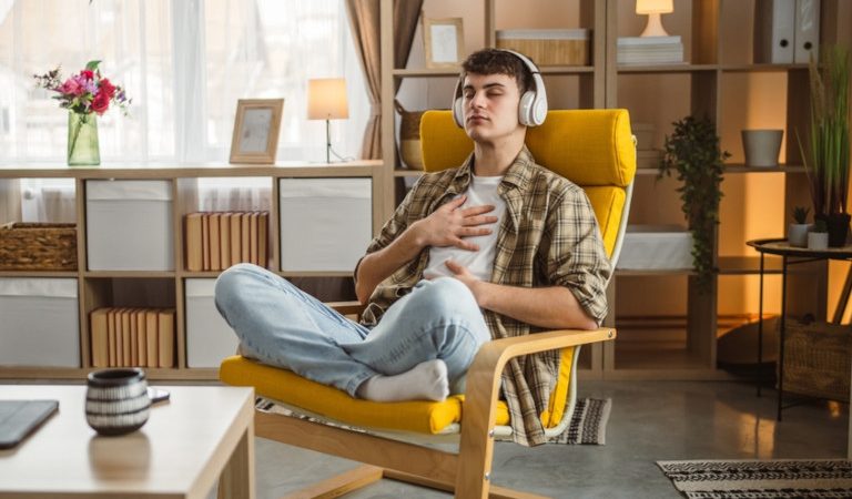 Такие техники, как глубокое дыхание, осознанность и решение проблем, могут быть невероятно полезны подросткам, которые пытаются справиться с сильными эмоциями. (Shutterstock) | Epoch Times Россия