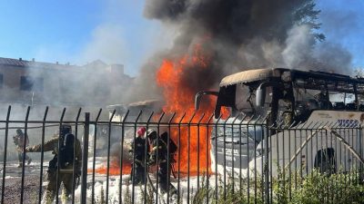 Три пассажирских автобуса сгорели на стоянке в Санкт-Петербурге (видео)