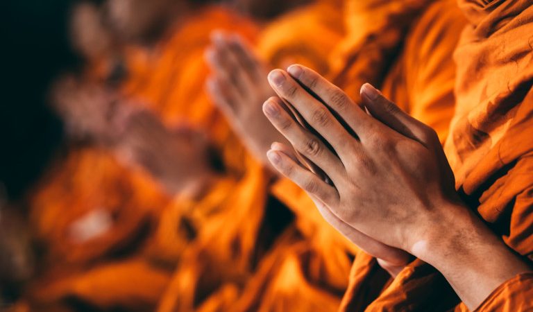 Незаконное присвоение средств может привести к тяжёлым духовным и моральным последствиям. (Image: Mr.Thanathip Phatraiwat via Shutterstock) | Epoch Times Россия