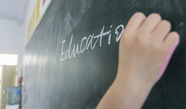 Инновационное преподавание обернулось депортацией для учителя в Китае Лу Анке посвятил 20 лет преподаванию в сельской местности провинции Гуанси.
( liyuhan via Shutterstock)