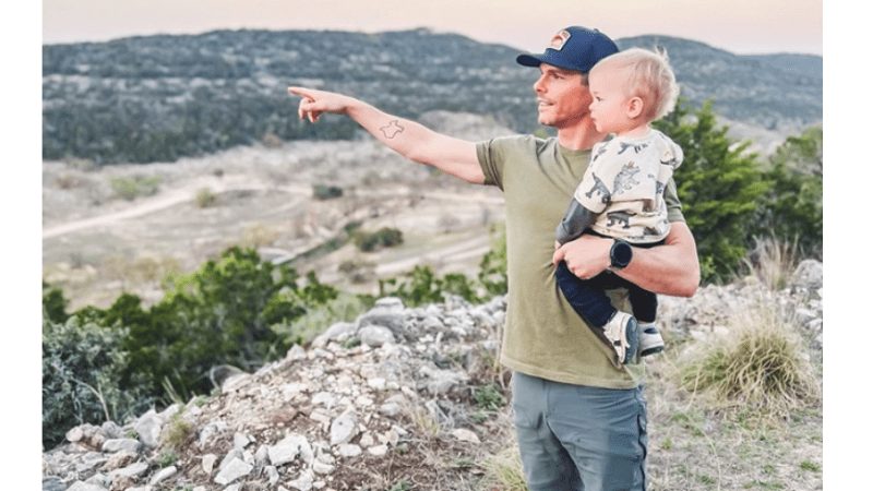 Грейнджер Смит с сыном Ривером. (Granger Smith Facebook) | Epoch Times Россия