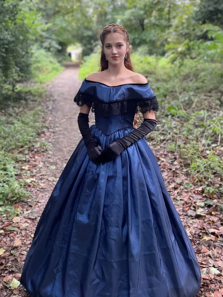 Девушка увлеклась модой Средневековья и шьёт одежду той эпохи