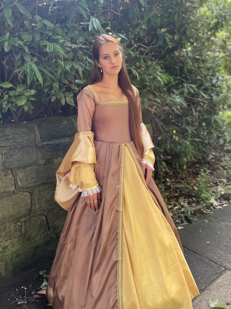 Девушка увлеклась модой Средневековья и шьёт одежду той эпохи