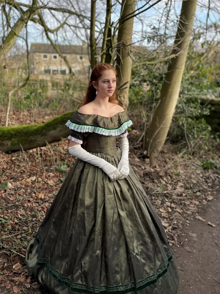 Девушка увлеклась модой Средневековья и шьёт одежду той эпохи