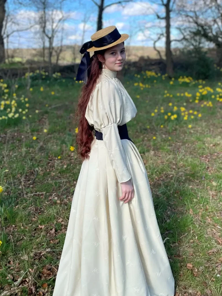 Девушка увлеклась модой Средневековья и шьёт одежду той эпохи