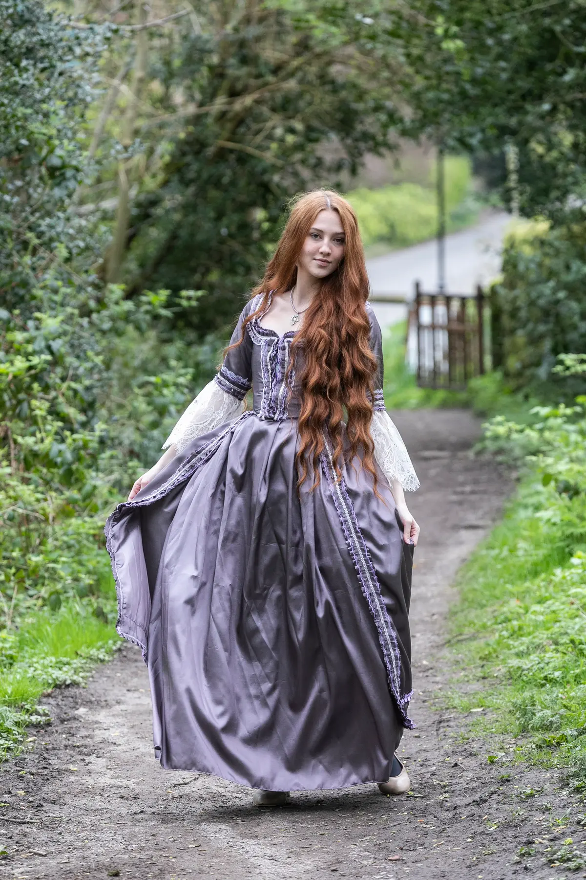 Девушка увлеклась модой Средневековья и шьёт одежду той эпохи