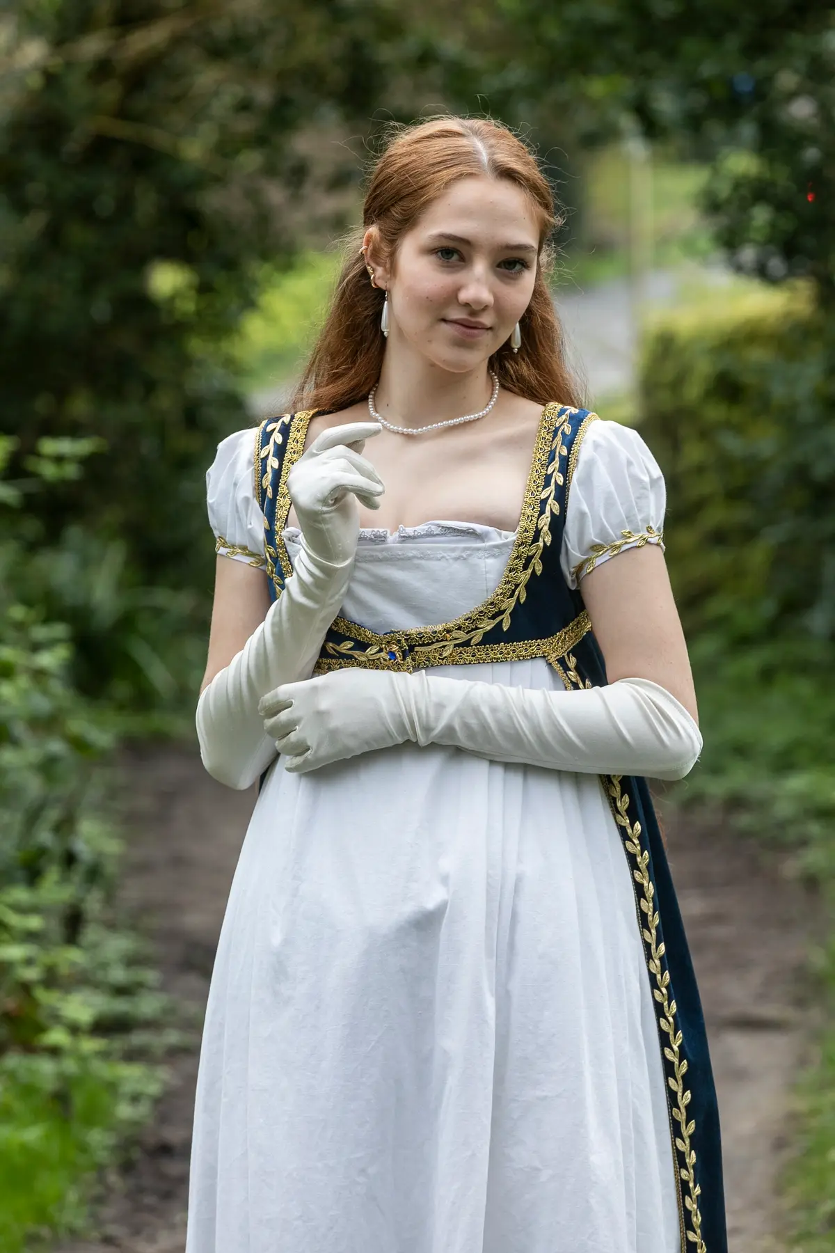 Девушка увлеклась модой Средневековья и шьёт одежду той эпохи