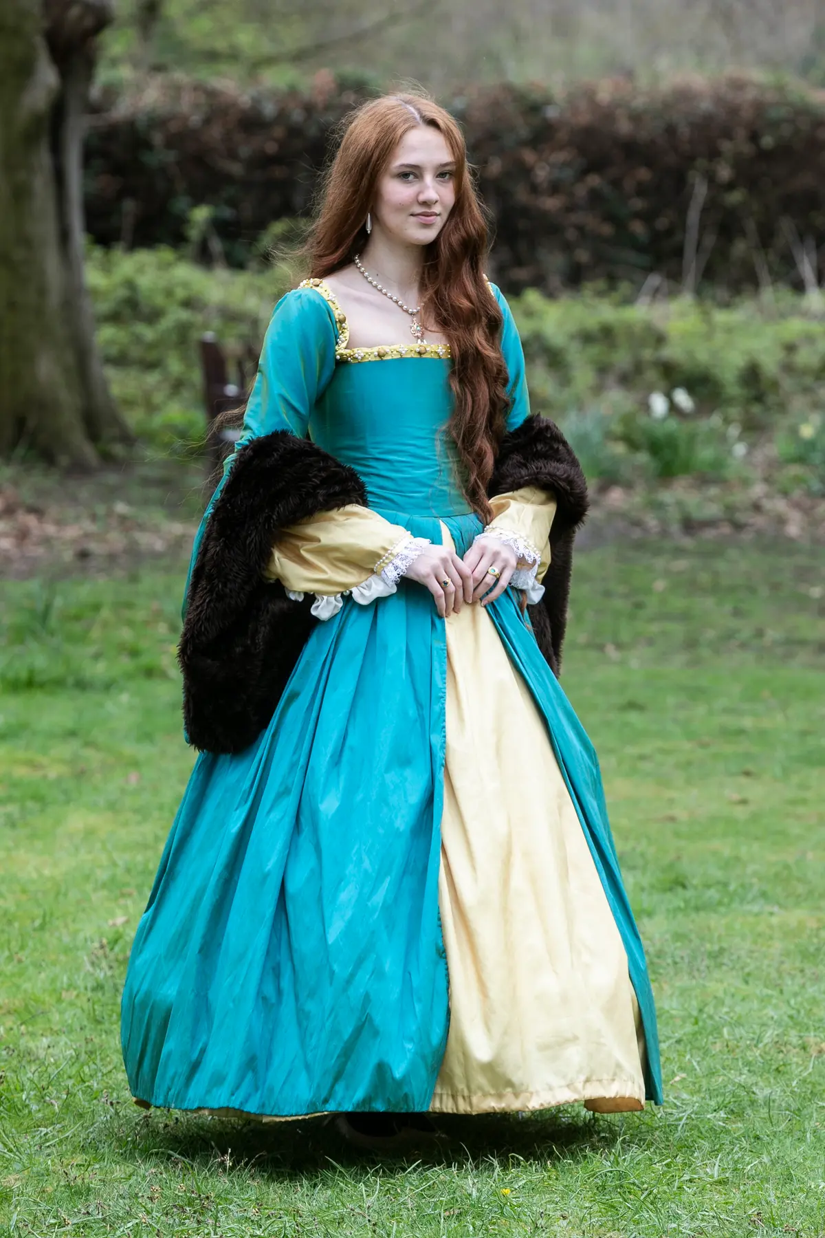 Девушка увлеклась модой Средневековья и шьёт одежду той эпохи