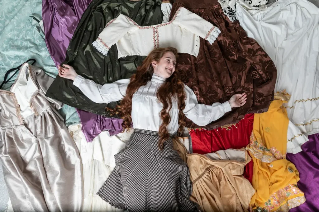 Девушка увлеклась модой Средневековья и шьёт одежду той эпохи