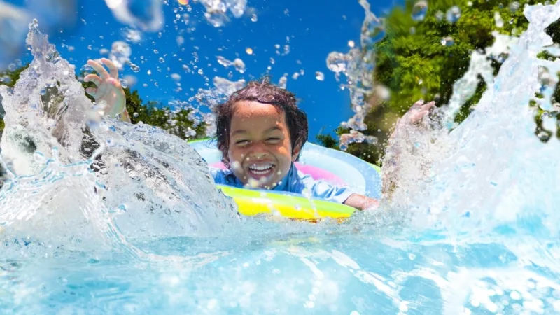 Летом так весело плескаться в бассейне. (FamVeld/Shutterstock) | Epoch Times Россия