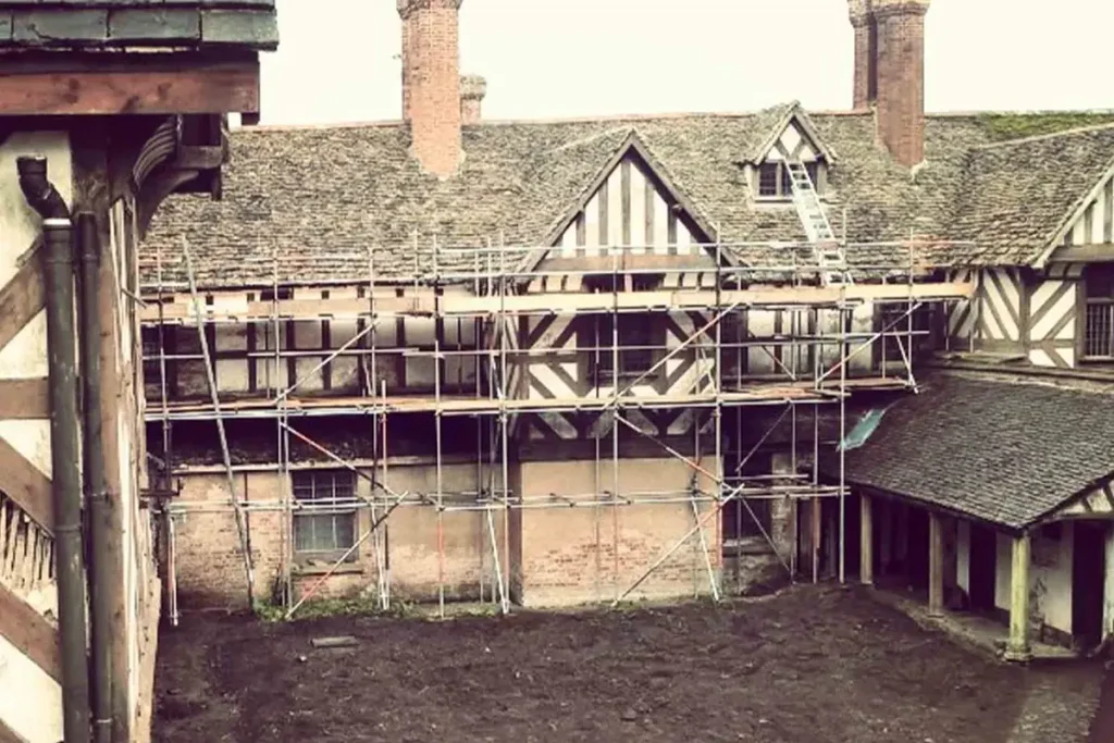 В поместье ведутся работы по улучшению внешнего вида дома. (Courtesy of Pitchford Estate) Супруги купили заброшенный 500-летний дом — и вот какой он стал после грандиозного ремонта