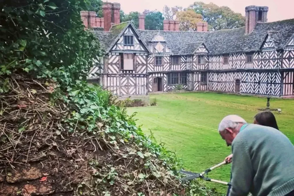 Во дворе проводятся необходимые ландшафтные работы. (Courtesy of Pitchford Estate) Супруги купили заброшенный 500-летний дом — и вот какой он стал после грандиозного ремонта