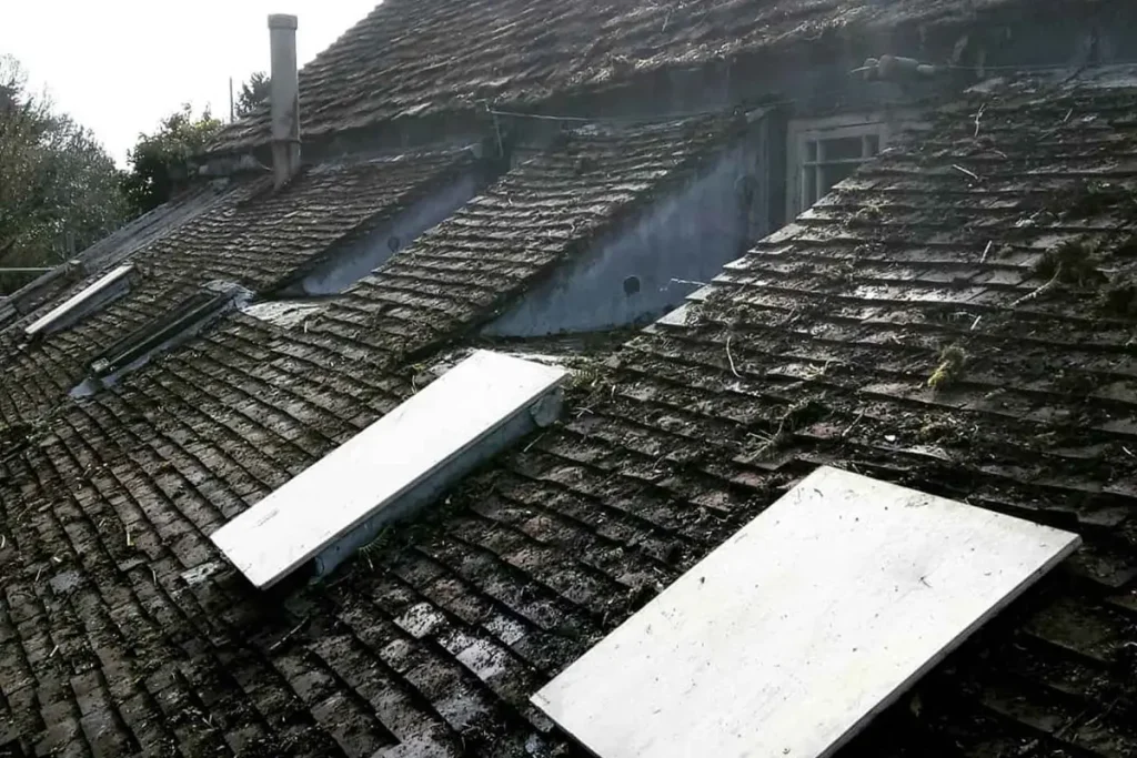 Шиферная крыша сохранилась в приличном состоянии, так как была заново отремонтирована членами семьи Ровены перед продажей дома. (Courtesy of Pitchford Estate) Супруги купили заброшенный 500-летний дом — и вот какой он стал после грандиозного ремонта