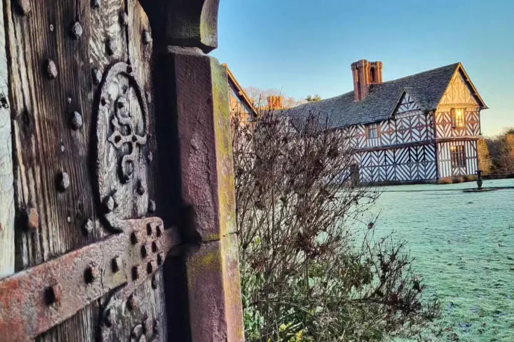 Поместье Питчфорд, где полным ходом идут ремонтные работы. (Courtesy of Pitchford Estate) Супруги купили заброшенный 500-летний дом — и вот какой он стал после грандиозного ремонта