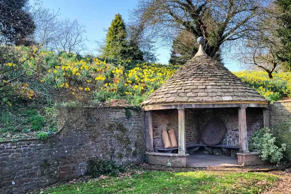 Грот в поместье. (Courtesy of Pitchford Estate) Супруги купили заброшенный 500-летний дом — и вот какой он стал после грандиозного ремонта