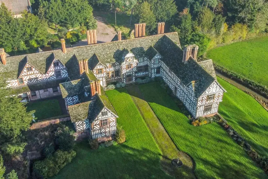 Дом с воздуха. (Courtesy of Pitchford Estate) Супруги купили заброшенный 500-летний дом — и вот какой он стал после грандиозного ремонта