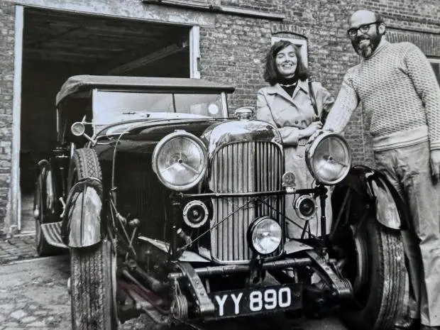 Супруги Хилл с автомобилем Lagonda после покупки дома в Кингс-Линне в 1975 году. (SWNS)
