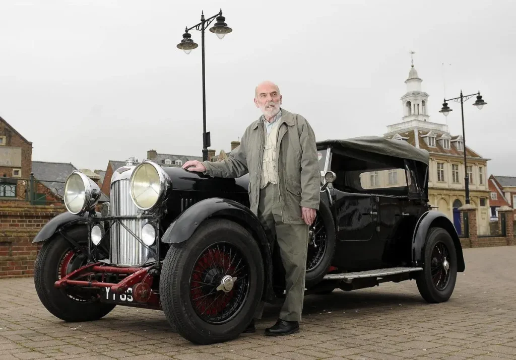 Хилл с автомобилем Lagonda незадолго до его продажи в 2011 году. (SWNS)