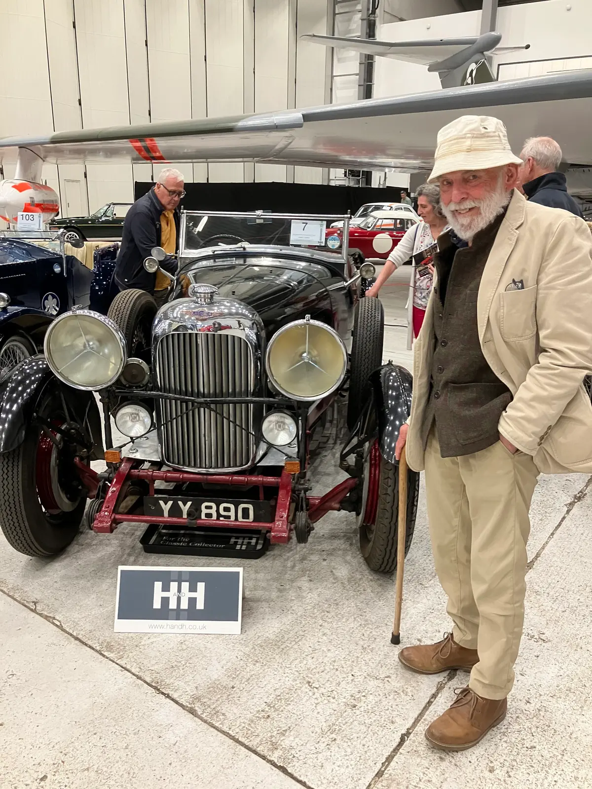 Кен Хилл со своей Lagonda 1932 года на аукционе H& H Classics. (SWNS)