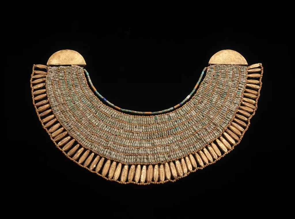 Широкий воротник Весех, 2246-2152 гг. до н. э. Золото, стеатит, бирюза и лазурит. Экспедиция Гарвардского университета и Бостонского музея изящных искусств. (Copyright Museum of Fine Arts, Boston)