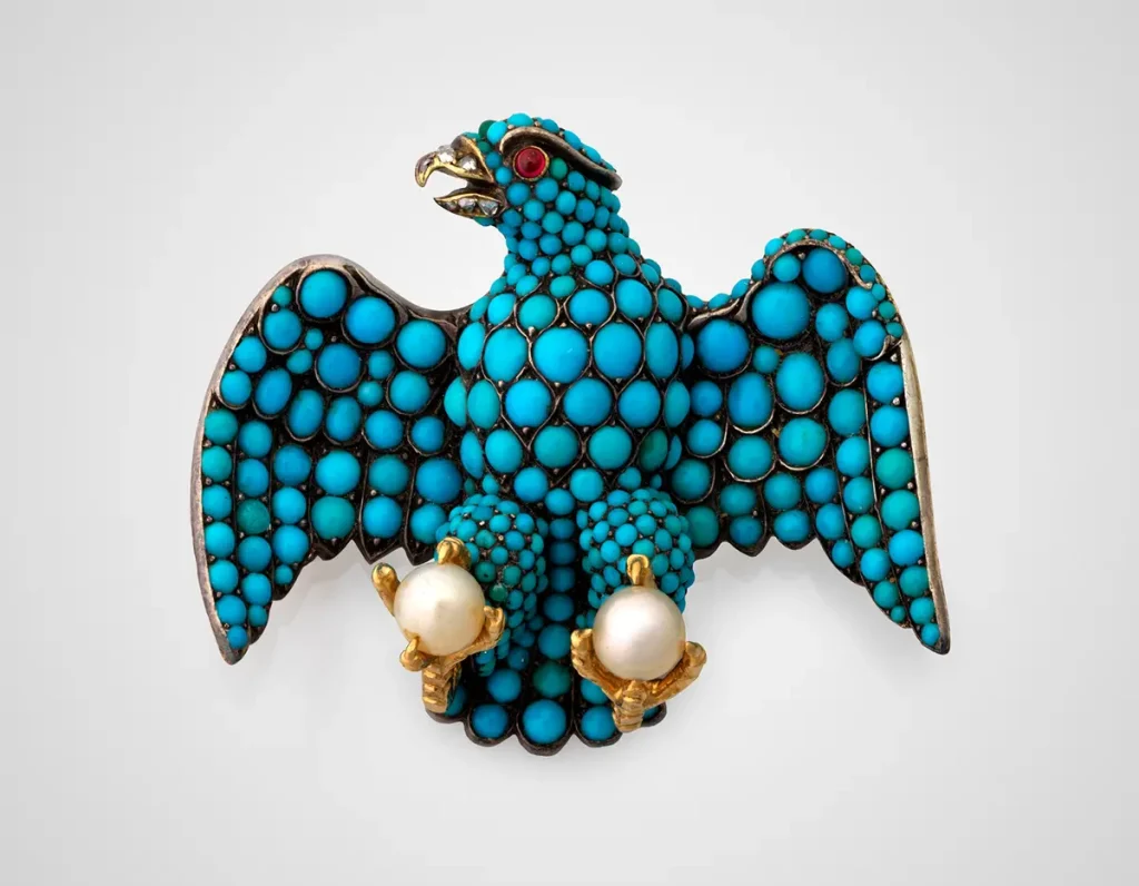 Брошь Coburg Eagle, разработанная принцем-консортом Альбертом, 1840 год. Золото, бирюза, жемчуг, рубин и бриллиант. Покупка музея на средства, пожертвованные Семейным фондом Риты Дж. (Copyright Museum of Fine Arts, Boston)