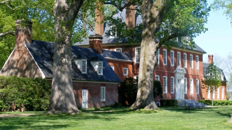 Высокие зрелые тюльпановые тополя украшают лужайку кирпичного георгианского особняка Вестовер в Чарльз-Сити, штат Вирджиния (Courtesy of Don Williamson Photography) | Epoch Times Россия