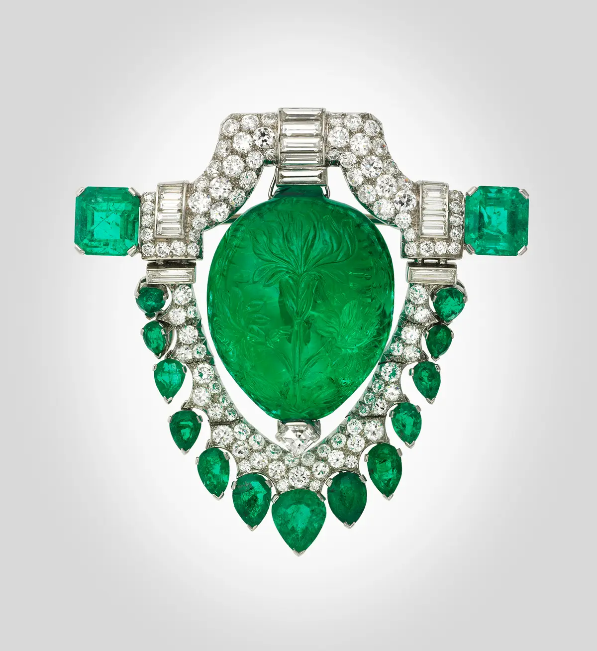 Брошь Marjorie Merriweather Post, 1929 год, Oscar Heyman Bros. Платина, бриллиант, изумруд. Фонд Уильяма Фрэнсиса Уордена, Фонд Маршалла Х. Гулда, Фонд Фрэнка Б. Бемиса, Фонд Мэри С. и Эдварда Дж. Холмсов, Фонд Джона Х. и Эрнестины А. Пейн, Фонд Отиса Норкросса, Фонд Хелен и Элис Колберн, Фонд Уильяма Э. Никерсона, Фонд Артура Трейси Кэбота, Фонд Эдвина Э. Джека, Фонд Фредерика Брауна, Фонд Элизабет Мари Парамино в память о бостонском скульпторе Джоне Ф. Парамино, Фонд Морриса и Луизы Розенталь, Фонд Гарриет Отис Крафт, Фонд Х. E. Bolles Fund, Seth K. Sweetser Fund, Helen B. Sweeney Fund, Ernest Kahn Fund, Arthur Mason Knapp Fund, John Wheelock Elliot and John Morse Elliot Fund, Susan Cornelia Warren Fund, Mary L. Smith Fund, Samuel Putnam Avery Fund, Alice M. Bartlett Fund, Benjamin Pierce Cheney Donation, Frank M. and Mary T. B. Ferrin Fund, Joyce Arnold Rusoff Fund. (Reproduced with permission/Copyright Museum of Fine Arts, Boston)