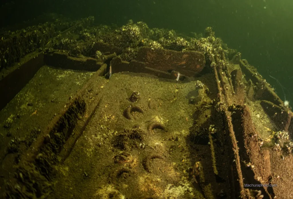 Минеральная вода была произведена немецкой компанией Selters, которая и сегодня производит минеральную воду. (Courtesy of Baltictech) На затонувшем корабле обнаружены 175-летние запечатанные бутылки шампанского и минеральная вода