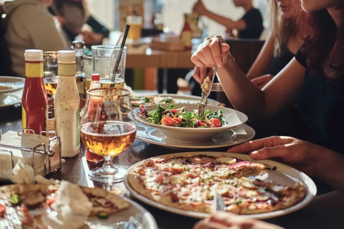 Случай в пиццерии: семье оплатили ужин за хорошее поведение детей