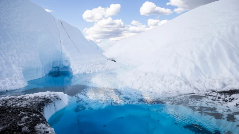 Экскурсия MICA Guides показывает уникальный ледяной ландшафт 43-километрового ледника Матануска на Аляске 20 июля 2024 года. Глубокие ямы, текущие ледниковые потоки, ледяные каньоны и голубые бассейны воды создают этот холодный и красивый пейзаж. (Patrick Connolly/Orlando Sentinel)   | Epoch Times Россия
