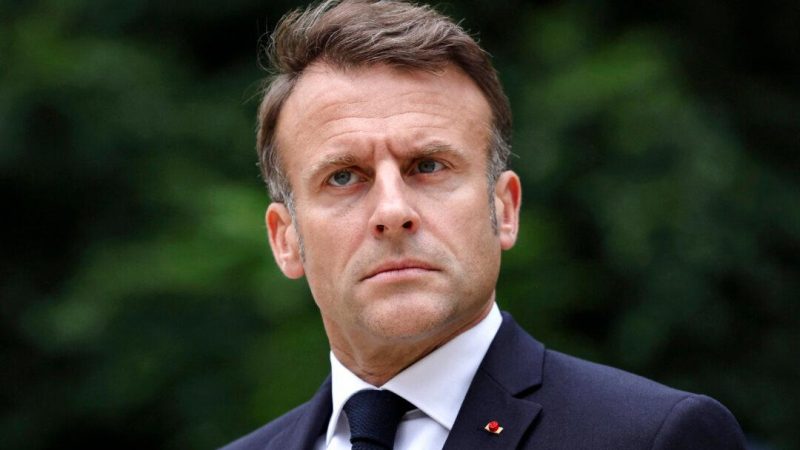 Президент Франции Эммануэль Макрон проводит смотр войск, которые примут участие в параде в честь Дня взятия Бастилии 14 июля в Париже 2 июля 2024 года. (Aurelien Morissard/AFP) | Epoch Times Россия