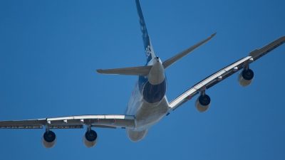 У летевшего из Турции российского самолёта с 145 пассажирами отказал двигатель