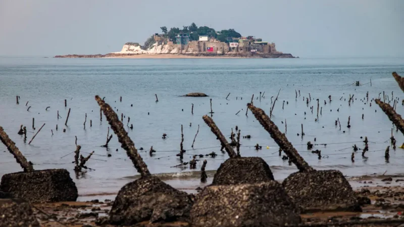 Эксперт: Как Китай может медленно поглотить Тайвань Удалённый тайваньский остров Шихью виден за защитными заграждениями на прифронтовом тайваньском острове Малый Киньмэнь 5 декабря 2023 года. (Sam Yeh/AFP via Getty Images) | Epoch Times Россия