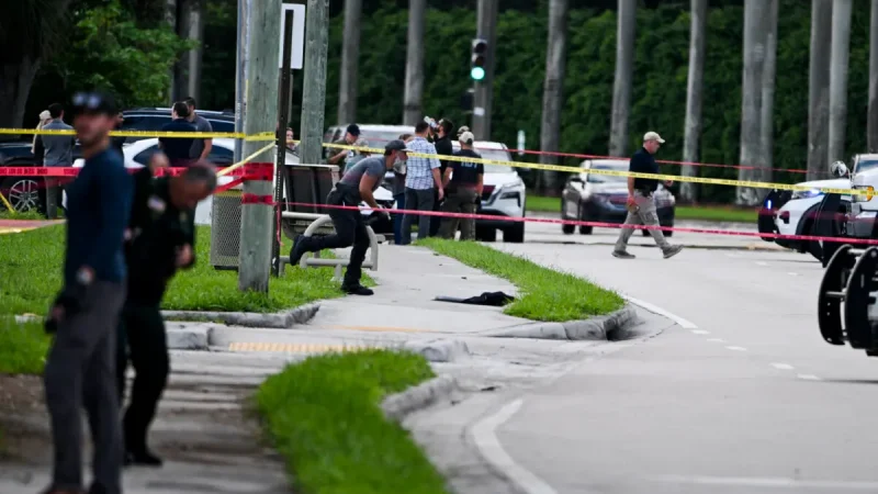 Сотрудники ФБР, Департамента шерифа и Секретной службы на месте преступления возле международного гольф-клуба Trump в Уэст-Палм-Бич, Флорида, 15 сентября 2024 года, после покушения на бывшего президента Дональда Трампа. (Chandan Khanna/AFP via Getty Images) | Epoch Times Россия