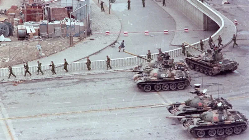 Танки стоят на улице в Пекине через два дня после подавления протестов на площади Тяньаньмэнь. (David Turnley/Getty Images) | Epoch Times Россия