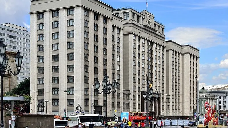 В Госдуме приняли законопроект о повышении в 10 раз штрафа для водителей за отказ остановиться Здание Государственной думы в 2016 году. (Фото: Дмитрий Иванов/wikipedia.org/CC BY-SA 4.0)