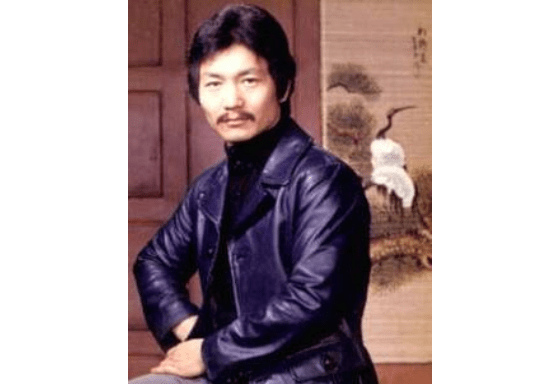 С 1980-х годов Фрэнк изменил свои методы тренировок, изучая различные боевые искусства, включая бокс, каратэ, муай-тай, борьбу и дзюдо, и интегрируя ценные техники с китайским кунг-фу. (Public Domain) Легенда о кунг-фу: путь китайского чемпиона мира по свободному бою