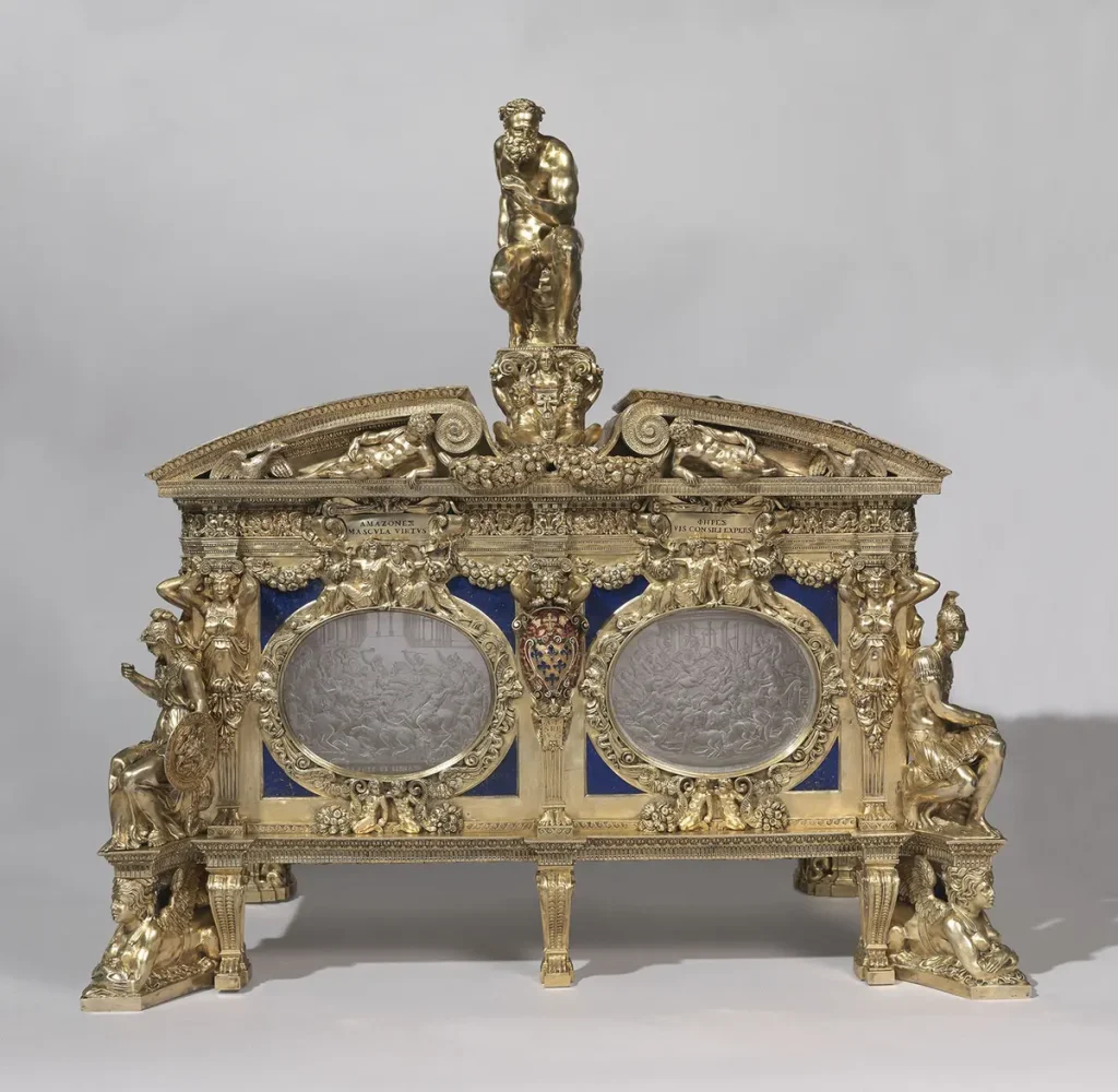«Шкатулка Фарнезе» (Cassetta Farnese), 1548–1561, работы Манно ди Бастиано Сбари и Джованни Бернарди. Позолоченное, чеканное и резное серебро, резной горный хрусталь, эмаль и лазурит; 19,3 на 16,5 на 10,2 дюйма. (Courtesy of the Louvre)