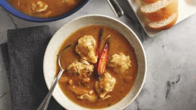 Шеф-повар поделился маминым рецептом приготовления курицы с клёцками