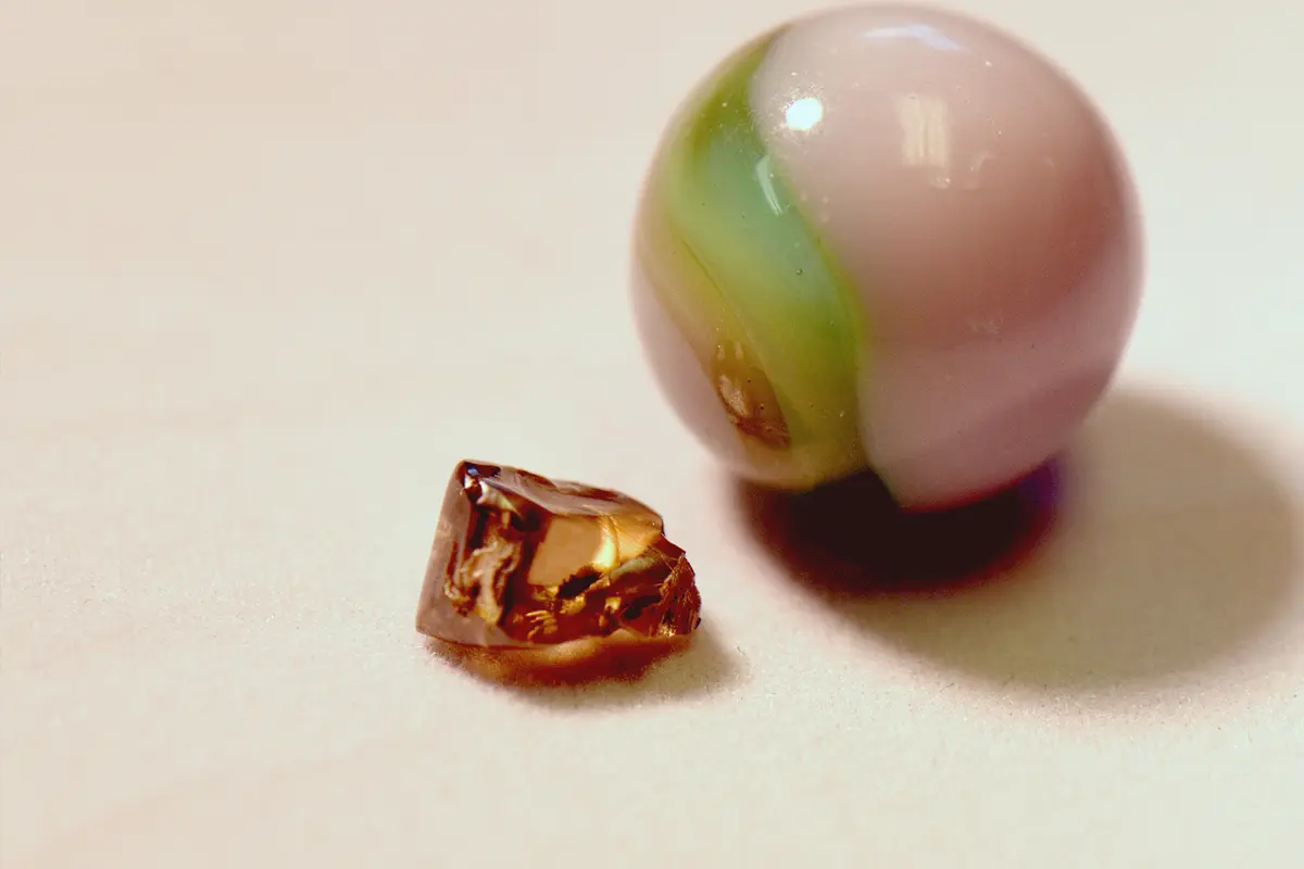 Прямоугольный алмаз цвета чая со льдом был найден Маршаллом Барнеттом из Бакай, штат Аризона. (Courtesy of Arkansas State Parks) Мальчик нашёл алмаз весом 2 карата на открытом для всех руднике