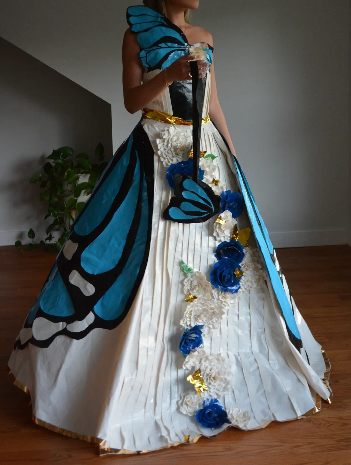 На выпускной бал школьница создала платье-бабочку в честь своей бабушки