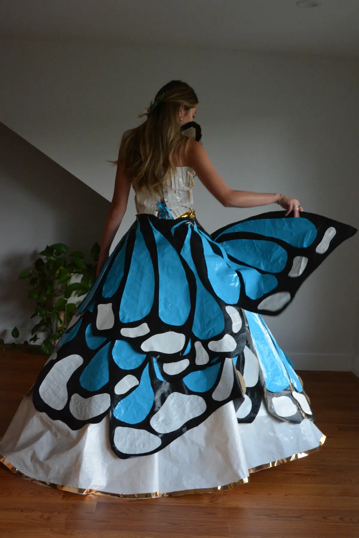 На выпускной бал школьница создала платье-бабочку в честь своей бабушки