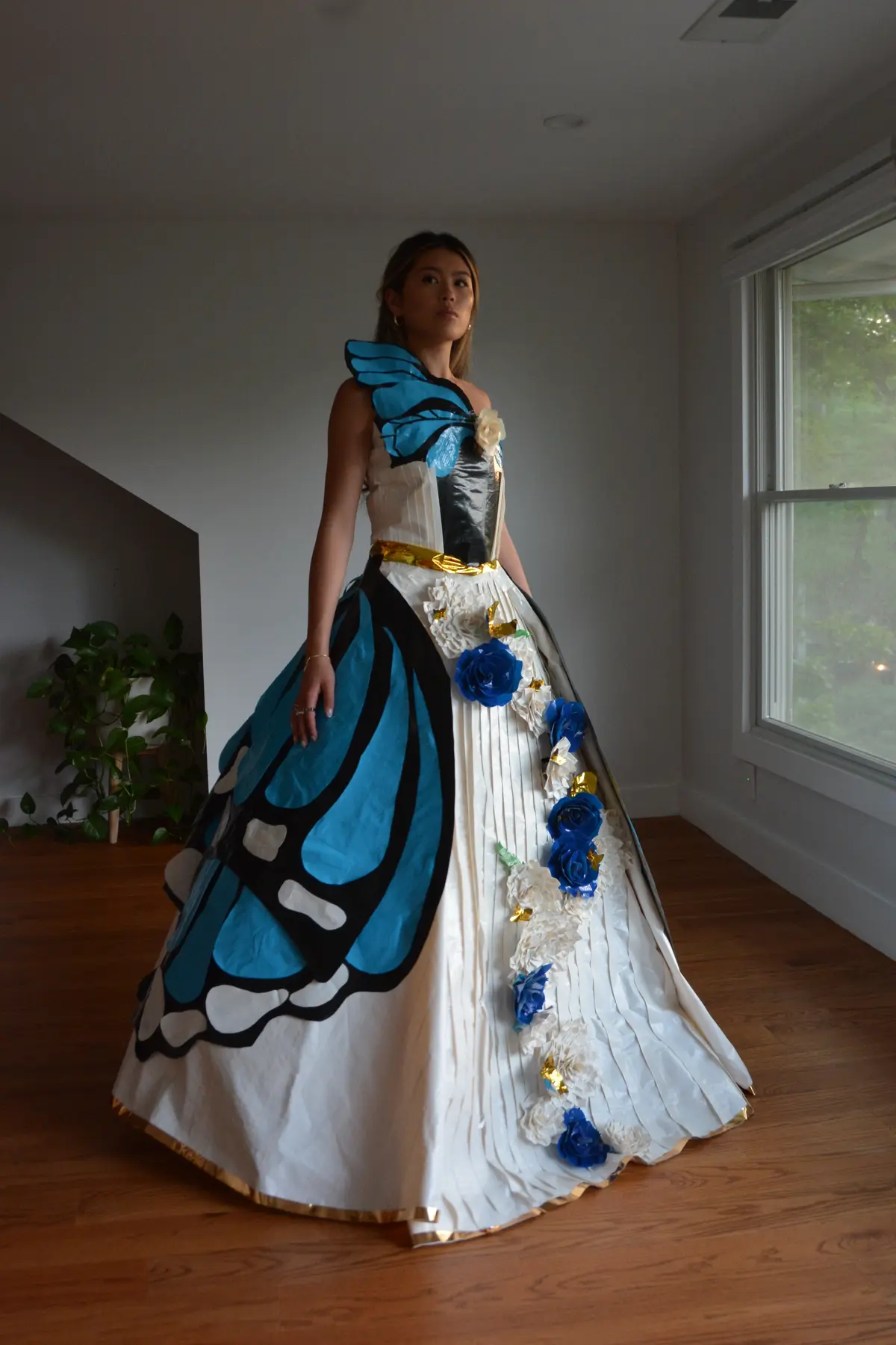 На выпускной бал школьница создала платье-бабочку в честь своей бабушки