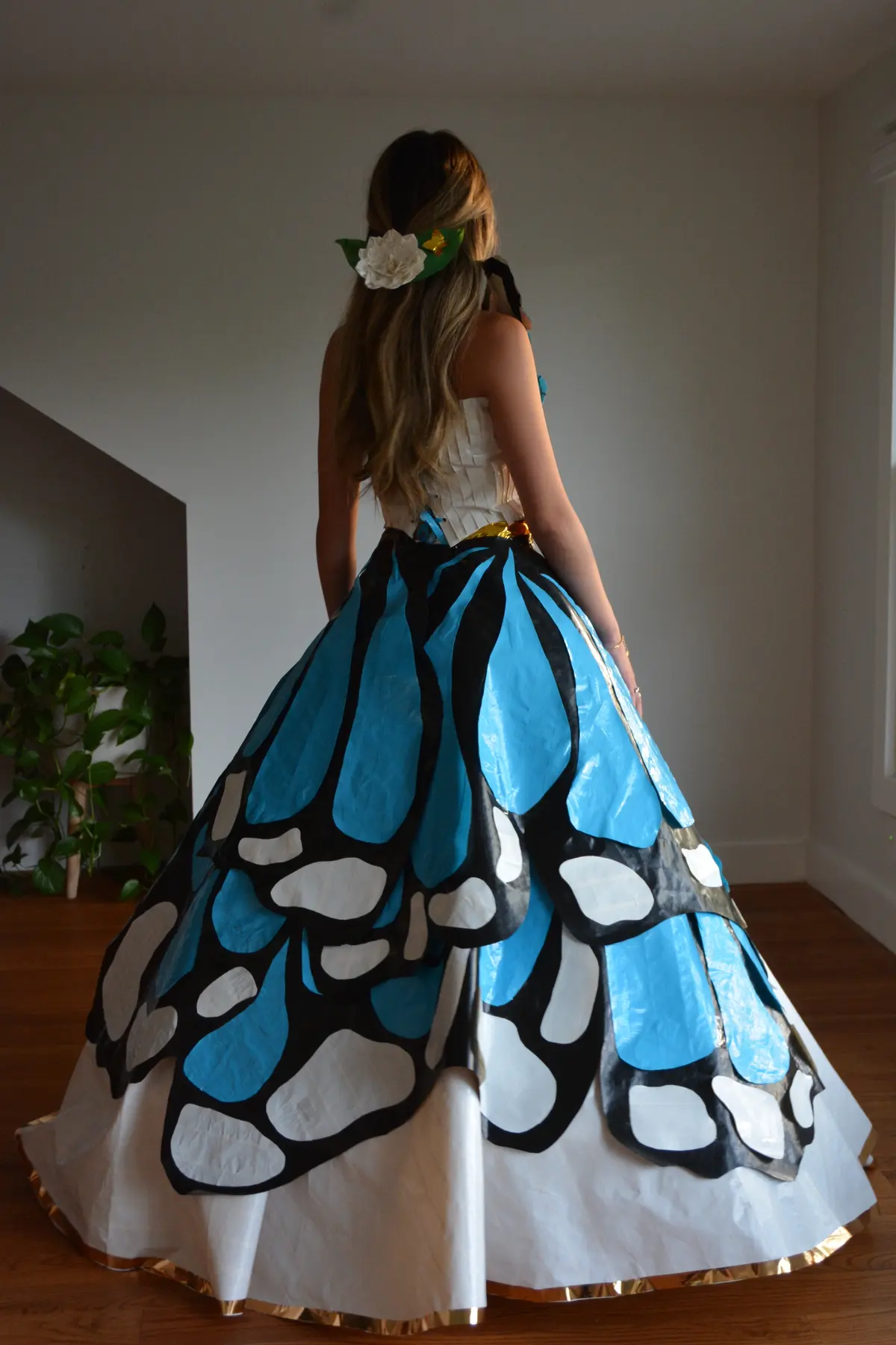 На выпускной бал школьница создала платье-бабочку в честь своей бабушки