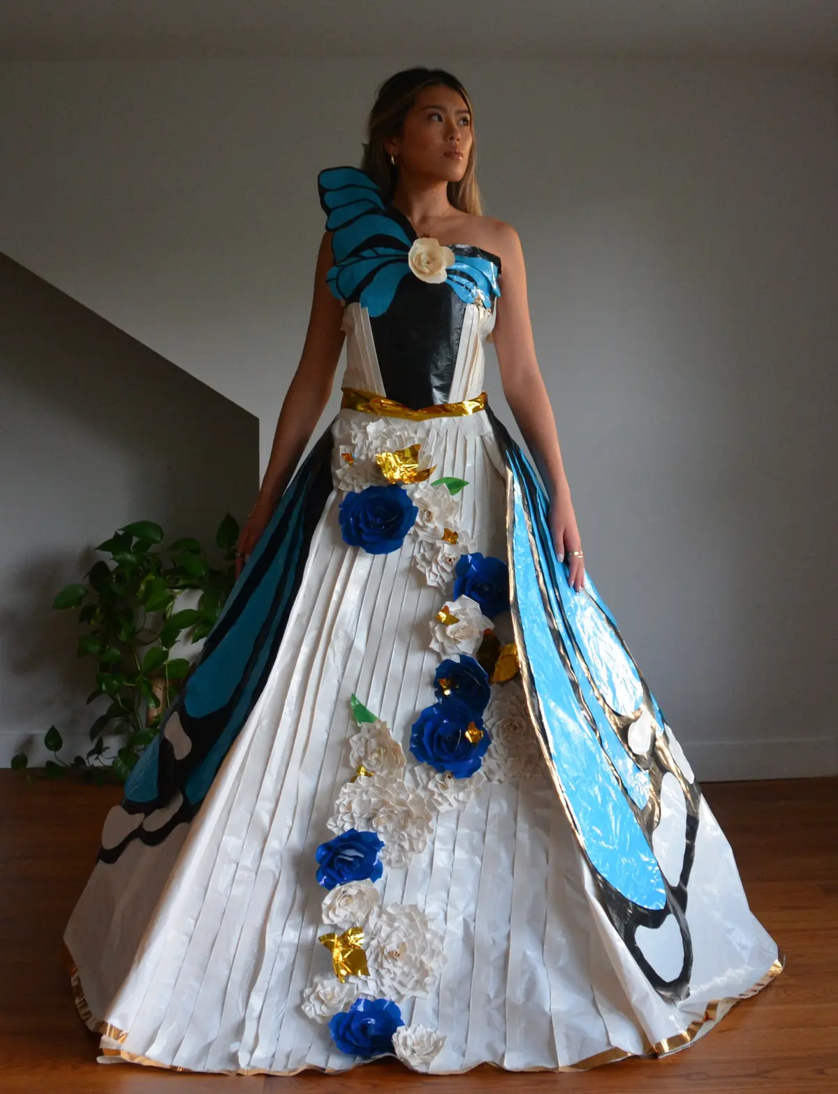 На выпускной бал школьница создала платье-бабочку в честь своей бабушки