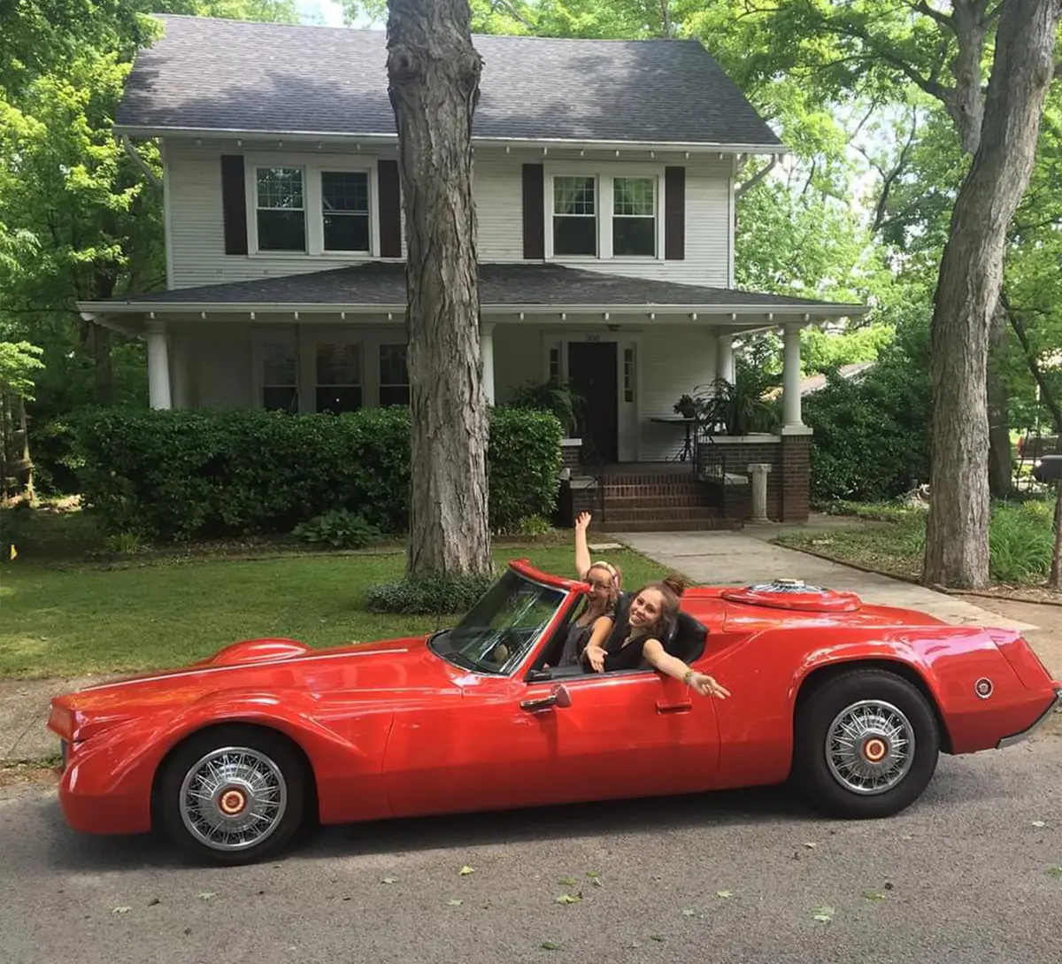 Новое поколение наслаждается родстером Creager Hybrid, построенным в основном из Cadillac Eldorado 1970 года. (Courtesy of Kristi Johnson)
