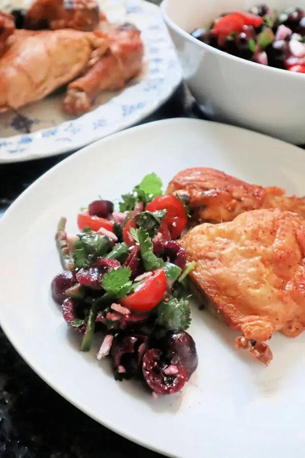 Курица на гриле с салатом из вишни и помидоров — лёгкое летнее наслаждение