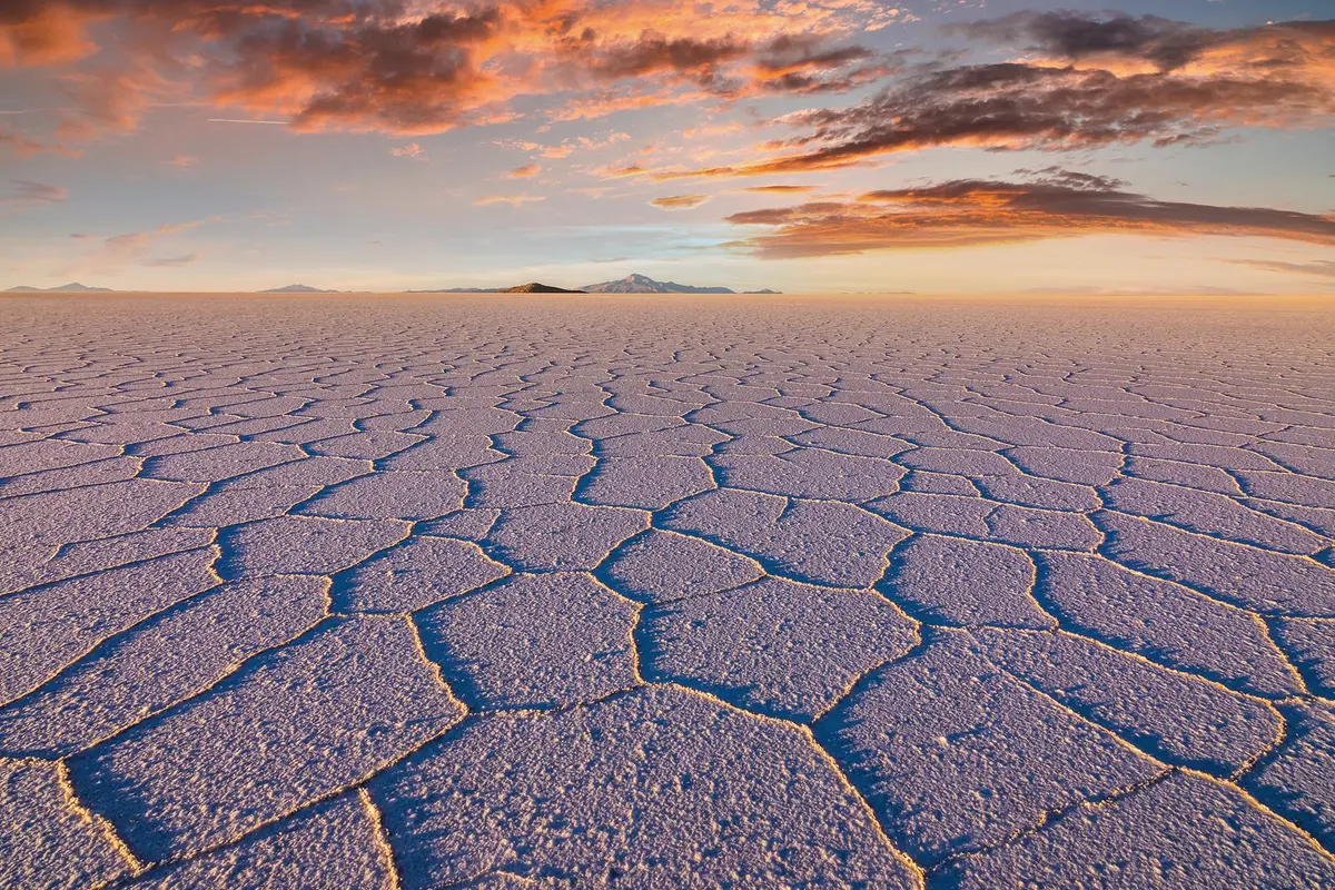 Крупнейший в мире солончак Салар-де-Уюни превращается в гигантское зеркало после дождя