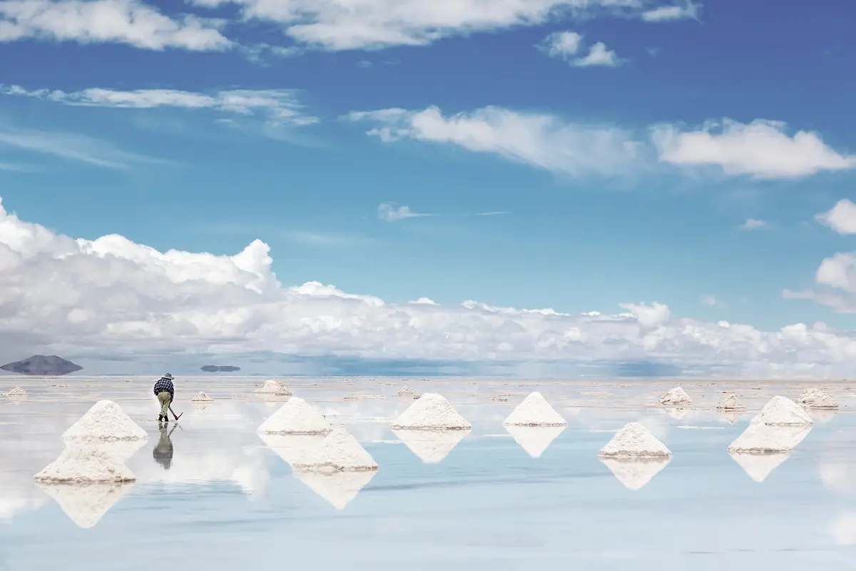 Крупнейший в мире солончак Салар-де-Уюни превращается в гигантское зеркало после дождя