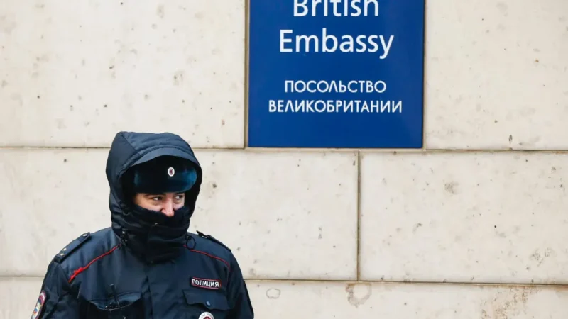 Полицейский прогуливается у посольства Великобритании в Москве, Россия, 17 марта 2018 г. (Reuters/David Mdzinarishvili) | Epoch Times Россия